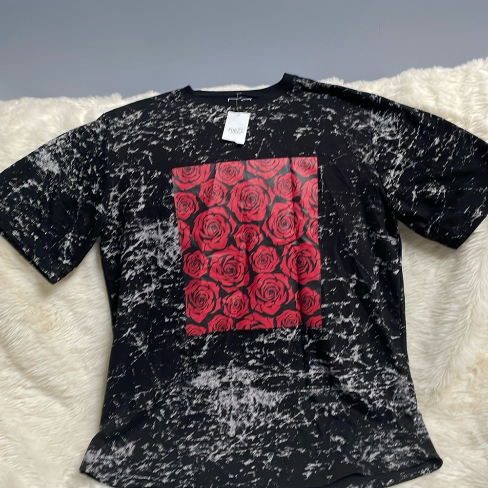 Rue21 brand new XXL Rose pattern men’s short sleeve shirt.